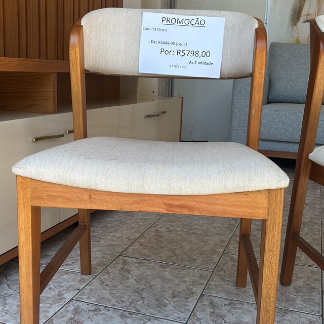 Cadeira de jantar estofada com madeira