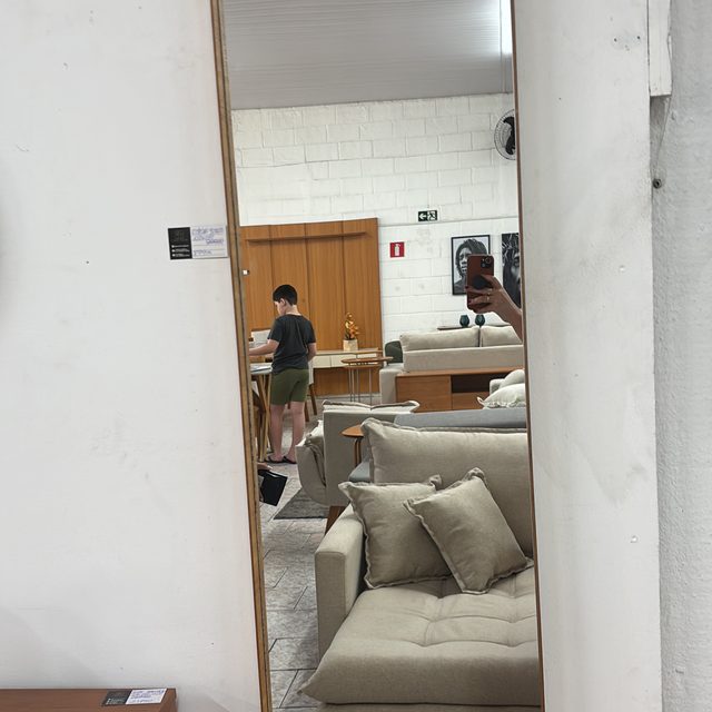 Espelho de corpo inteiro com moldura de madeira