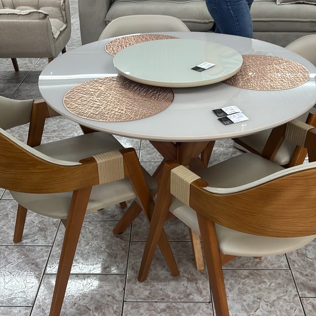 Mesa de jantar com cadeiras de palhinha